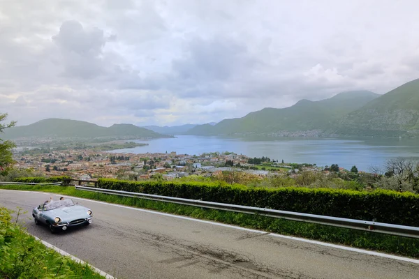 Niebieski jaguar e-type xk-e podczas 500 miglia touring — Zdjęcie stockowe