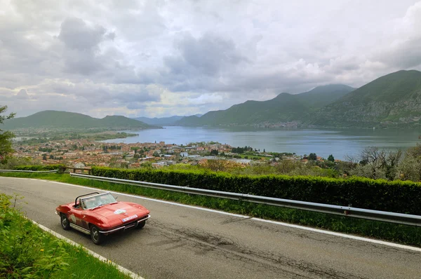 Red Corvette Sting Ray во время 500 Miglia Touring — стоковое фото