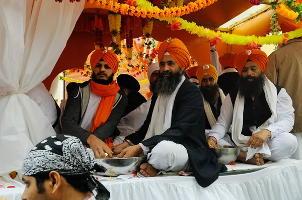 Sikh offer food at 2013 Baisakhi festival in Brescia — Stock Photo, Image