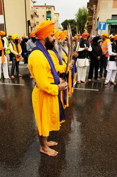 Devoto sikh mostra espadas rituais no festival de Baisakhi 2013 em Bréscia — Fotografia de Stock
