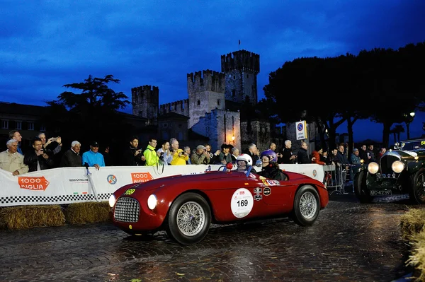 Kırmızı ferrari 106 mm, 1949, Sirmione'da 1000 miglia sırasında — Stok fotoğraf