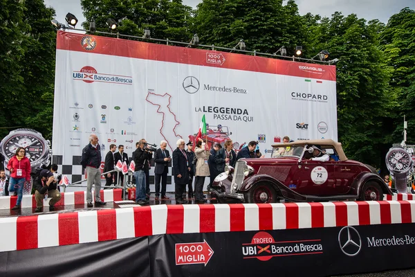 Czerwony ford model b, w 1933 roku, rozpoczyna się 1000 miglia — Zdjęcie stockowe