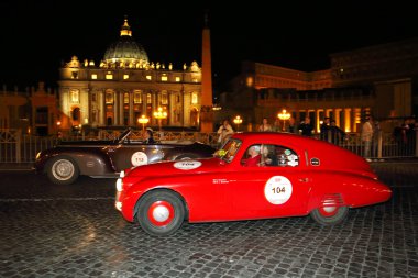 Kırmızı fiat 508, 1938 ve kahverengi alfa romeo 6c 2500, 1940, piazza san pietro 1000 miglia tarafından sürücüler