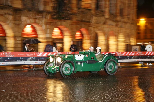 緑、mg k3 magnette、1933 年、1000 miglia 中アレーナ ディ ヴェローナでドライブします。 — ストック写真