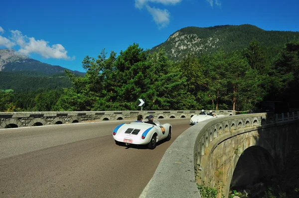 White Porsche 550 spider in Tesimo, Passo delle Palade — Stock Photo, Image