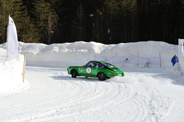Classic car taking part to the 2014 WinteRace regularity race in Italian Dolomiti — Stock Photo, Image