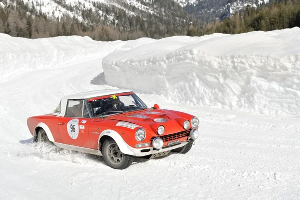 Carro clássico participando da corrida de regularidade WinteRace 2014 em Dolomiti italiano — Fotografia de Stock