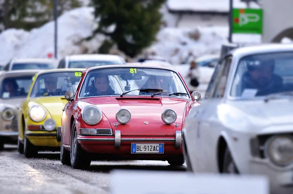 Carro clássico participando da corrida de regularidade WinteRace 2014 em Dolomiti italiano — Fotografia de Stock