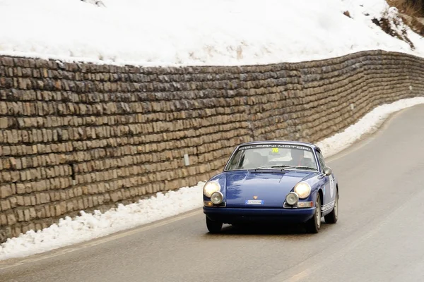 Klassieke auto deel te nemen aan de 2014 winterace regelmatigheid race in Italiaanse dolomiti — Stockfoto