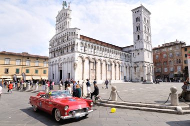 Kırmızı ford thunderbird