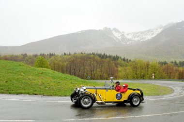 Sarı bir aston martin le mans