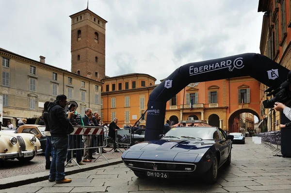 Un Maserati Ghibli bleu à Reggio Emilia, Italie Photo De Stock