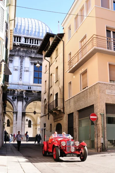 Um OM Superba vermelho participa da corrida de carros clássicos 1000 Miglia em 15 de maio de 2014 em Brescia. Este carro foi construído em 1929 — Fotografia de Stock