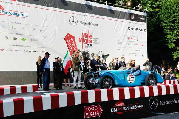 Un Delage D6 70 Special de color azul pálido arranca la carrera de coches clásicos 1000 Miglia el 15 de mayo de 2014 en Brescia. Este coche fue construido en 1936 —  Fotos de Stock