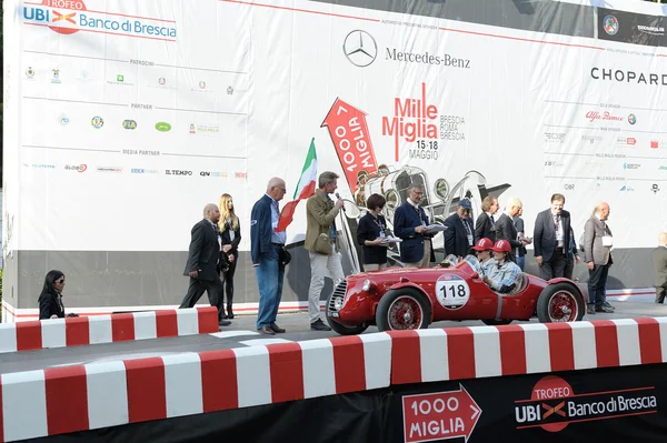 Une Giannini 750 S Barchetta rouge débute la course de voitures classiques 1000 Miglia le 15 mai 2014 à Brescia. Cette voiture a été construite en 1937 Photo De Stock