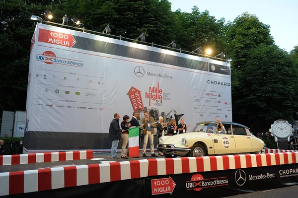 Une Citroën DS de couleur crème débute la course de voitures classiques 1000 Miglia le 15 mai 2014 à Brescia. Cette voiture a été construite en 1957 Images De Stock Libres De Droits