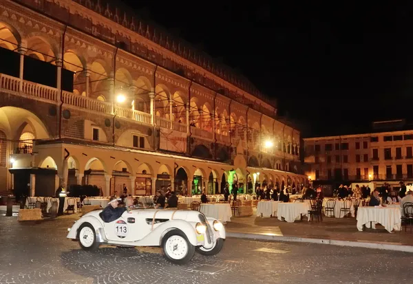 Un BMW 328 blanco participa en la carrera de coches clásicos 1000 Miglia el 15 de mayo de 2014 en Piazza delle Erbe, Padova. El coche fue construido en 1937 Imagen De Stock