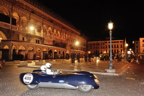 Un Lotus Mk IX Climax azul participa en la carrera de coches clásicos 1000 Miglia el 15 de mayo de 2014 en Piazza delle Erbe, Padova. El coche fue construido en 1937 Fotos De Stock Sin Royalties Gratis