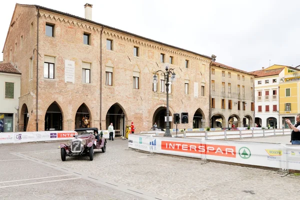 Un OM 665 Superba rojo participa en la carrera de coches clásicos 1000 Miglia el 16 de mayo de 2014 en Este. El coche fue construido en 1926 Imagen De Stock