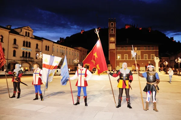 Flag-wavers στο μεσαιωνικό κοστούμι περιμένετε για το 1000 miglia κλασικό αυτοκίνητο αγώνα στις 15 Μαΐου, 2014 σε marostica Εικόνα Αρχείου