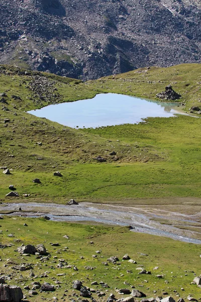 Jezioro planu borgno, valsavaranche. — Zdjęcie stockowe