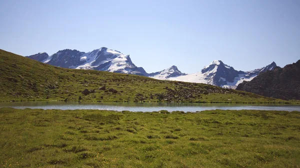 Gran paradiso z jeziora borgno planu — Zdjęcie stockowe