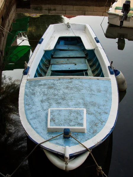 Denizdeki tekne. — Stok fotoğraf