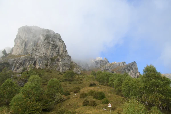 Monte Grona gjennom tåken – stockfoto