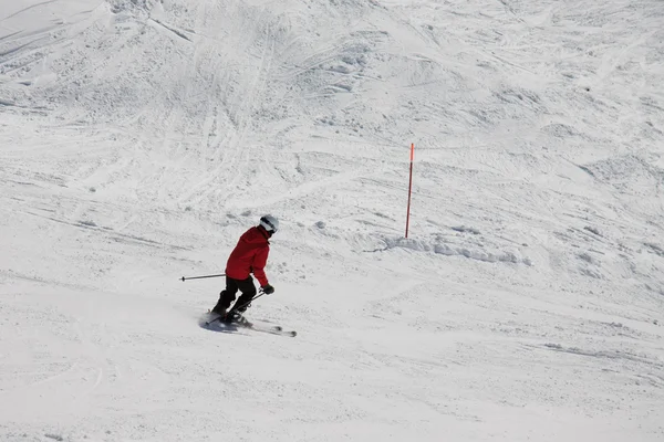 Лыжник на склонах — стоковое фото