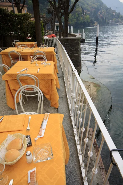 Mesas à beira do lago em Torno — Fotografia de Stock
