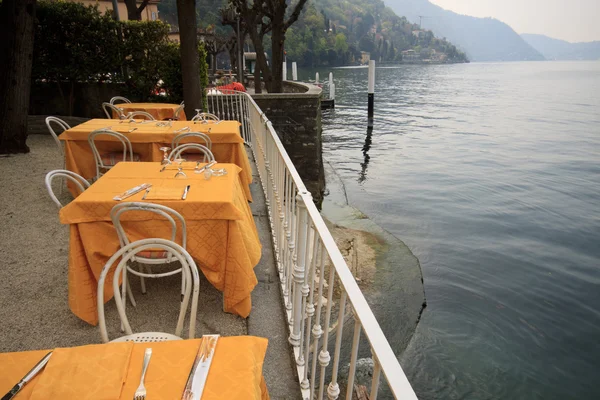 Mesas à beira do lago em Torno — Fotografia de Stock