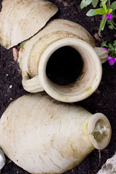 Vaso quebrado no jardim — Fotografia de Stock