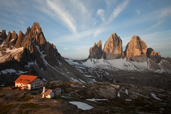 Três Picos, Monte Paterno e abrigo Locatelli Fotos De Bancos De Imagens