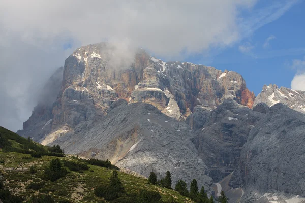 Prato piazza - val pusteria çevresinde dağlar — Stok fotoğraf