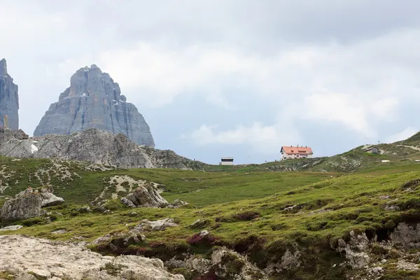 Locatelli hut i szczyt zachodniej części lavaredo — Zdjęcie stockowe