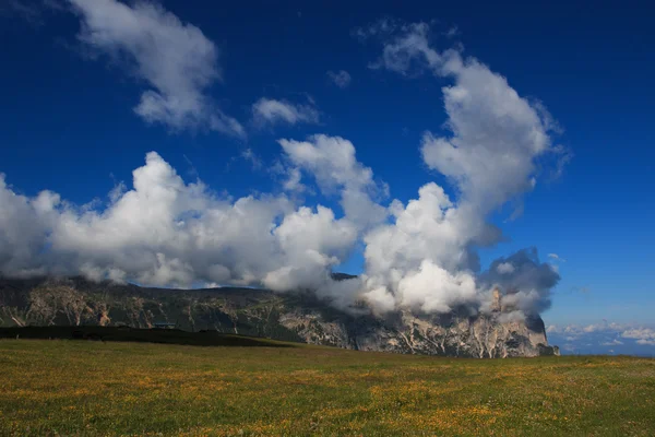 Sciliar in de wolken — Stockfoto