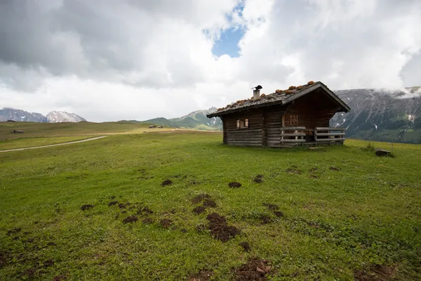 Хатина на seiser alm — стокове фото