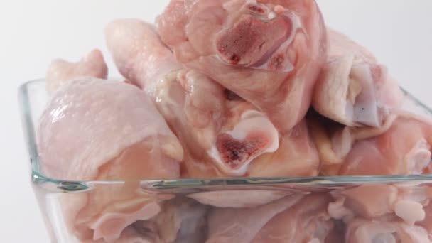 Куриное мясо в стеклянной миске — стоковое видео