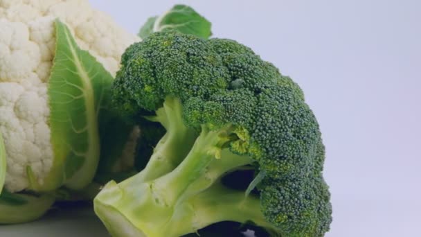 Beyaz bir arka planda karnabahar ve brokoli — Stok video