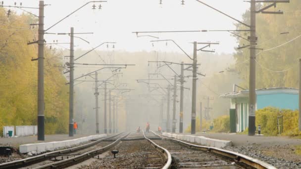 Eisenbahner machen im Herbst Kontrollgang — Stockvideo