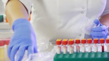 asistan laboratuvarda çalışan