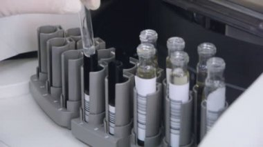 laboratuar asistanı test tüpleri araştırma için yükleme