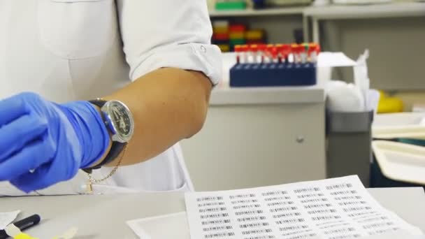 Lab-assistent werkt in laboratorium — Stockvideo
