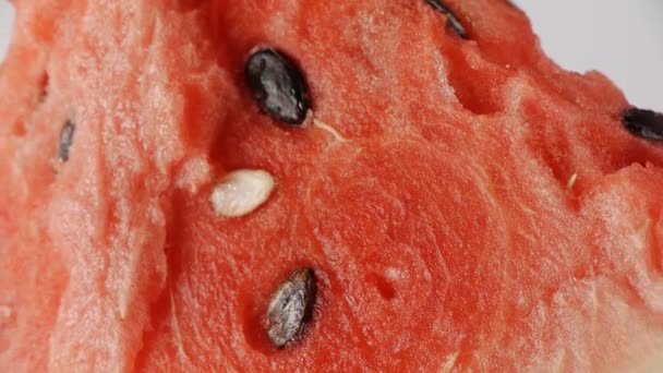 Watermeloen segment geïsoleerd op witte close-up — Stockvideo