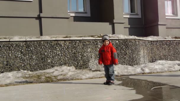 Liten pojke spelar i hage — Stockvideo