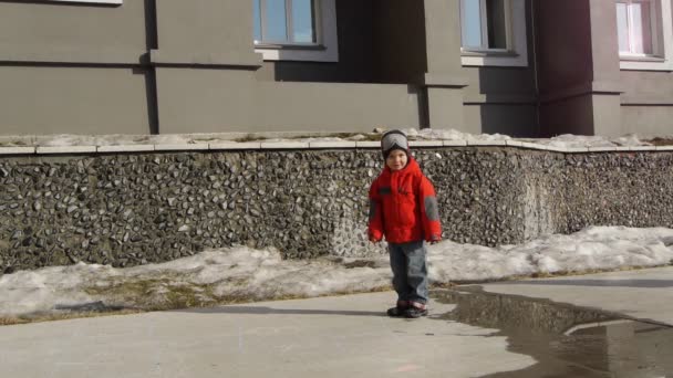 Pequeño niño jugando en el azadón — Vídeo de stock