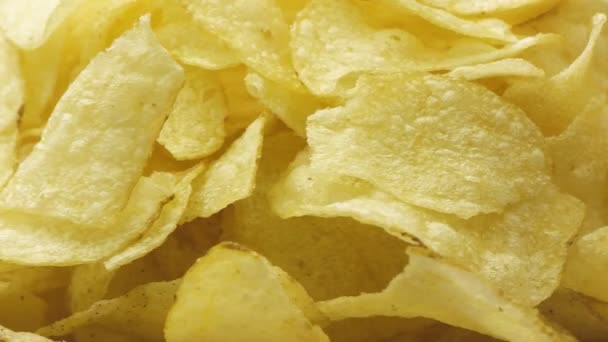 Kartoffelchips aus nächster Nähe. nahtlose Schleife. — Stockvideo