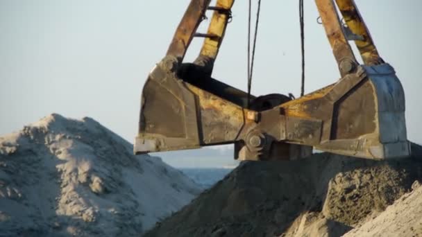 Port crane lossning sand — Stockvideo