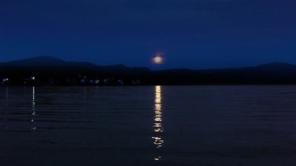 Mond über dem Fluss — Stockvideo