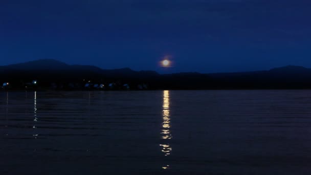 Lune sur la rivière — Video